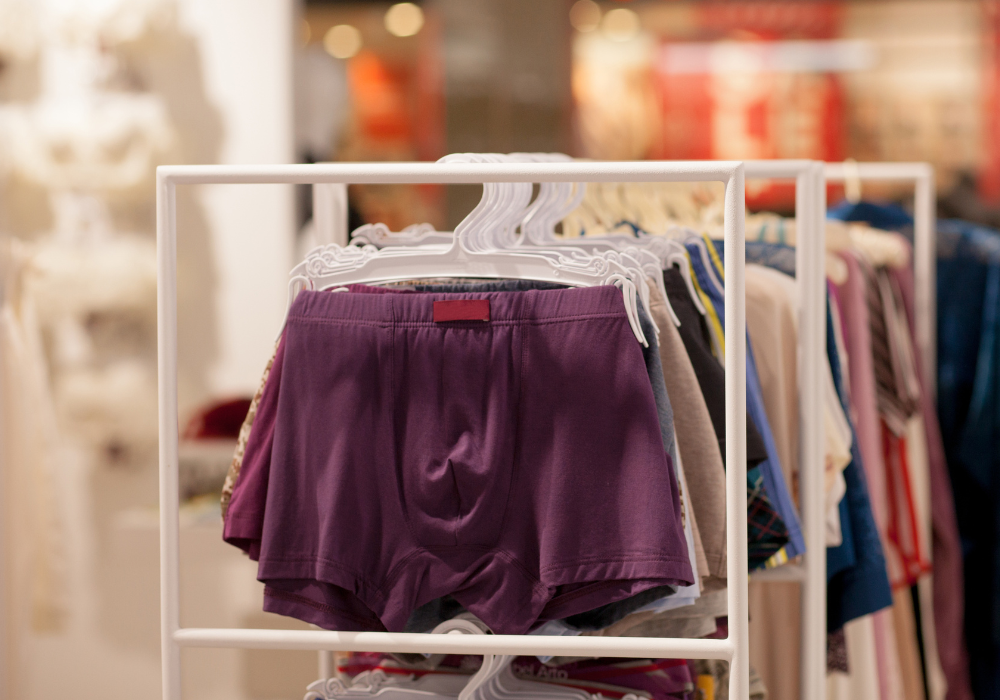 Bokserki i slipy męskie na wieszaku.